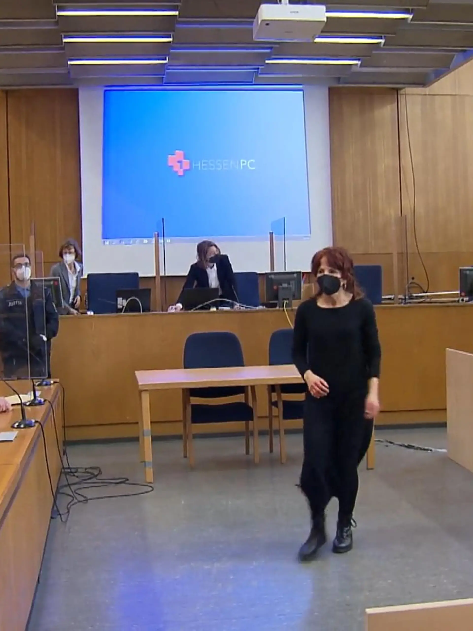 Der Prozess im NSU 2.0-Fall am Frankfurter Landgericht ging mit einer wichtigen Vernehmung in die zweite Woche: Die Anwältin Seda Basay-Yildiz konnte als Zeugin gegen den Angeklagten Alexander M. aussagen. Sie war das erste Opfer der rassistischen Drohschreiben. Bereits vergangene Woche bestritt der vermeintliche Täter die Anschuldigungen. Ihm werden unter anderem Beleidigung, versuchte Nötigung und Bedrohung vorgeworfen - die Liste ist noch sehr viel länger. Auch der Anwalt Mehmet Daimagüler schildert im Gerichtssaal wie es ihm mit den Drohschreiben ergangen ist. Mehr dazu im Video!