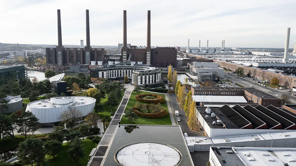 ARCHIV - 10.11.2021, Niedersachsen, Wolfsburg: Blick auf das Werksgelände von Volkswagen. Bei der neuen Fabrik für das künftig zentrale VW-Modell Trinity im Großraum Wolfsburg zeichnet sich ein Standort unmittelbar am Stammwerk ab. (zu dpa «Trinity-Werk soll direkt an VW-Stammsitz - Chipkrise schlägt hart zu») Foto: Swen Pförtner/dpa +++ dpa-Bildfunk +++