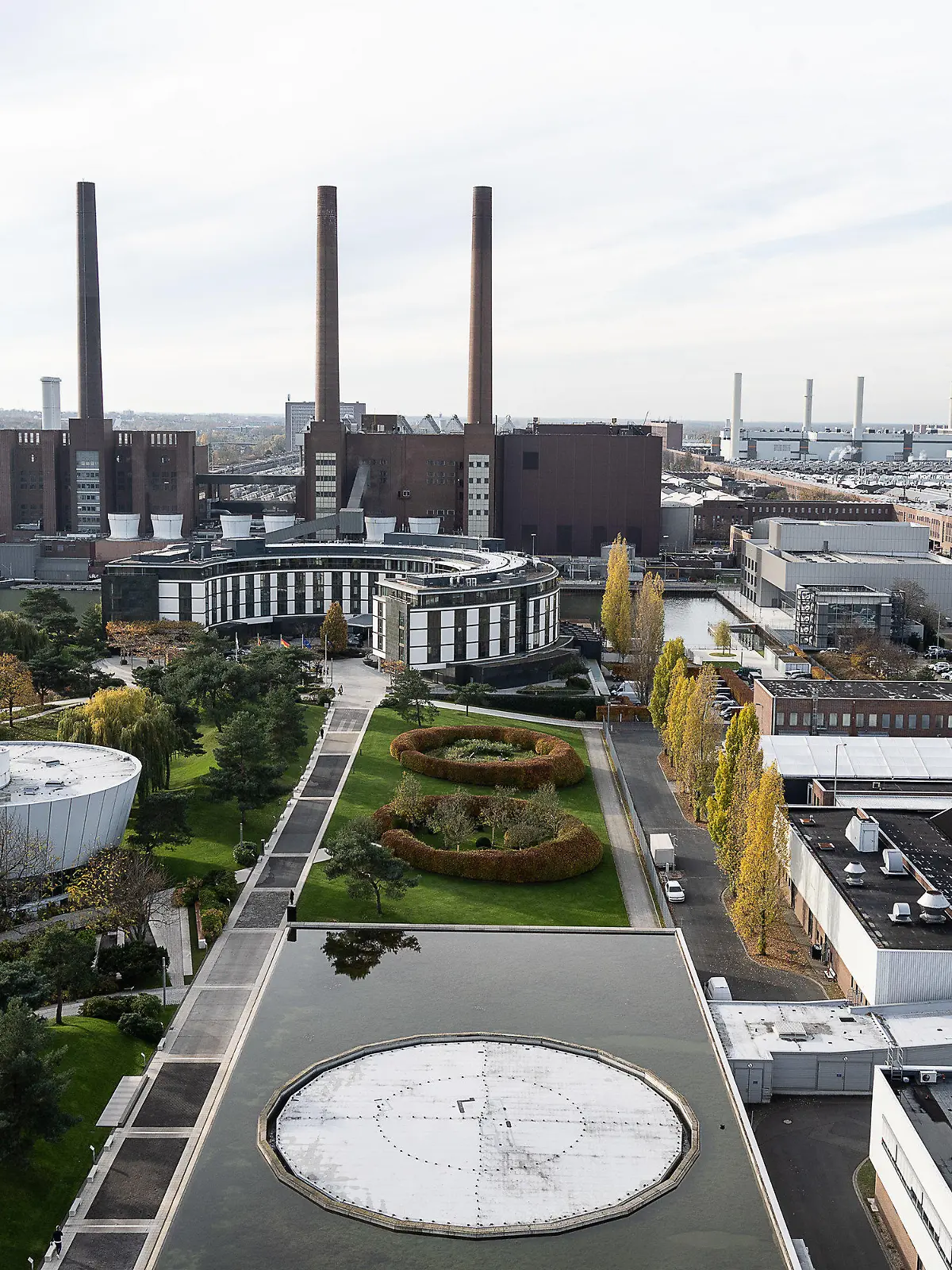 ARCHIV - 10.11.2021, Niedersachsen, Wolfsburg: Blick auf das Werksgelände von Volkswagen. Bei der neuen Fabrik für das künftig zentrale VW-Modell Trinity im Großraum Wolfsburg zeichnet sich ein Standort unmittelbar am Stammwerk ab. (zu dpa «Trinity-Werk soll direkt an VW-Stammsitz - Chipkrise schlägt hart zu») Foto: Swen Pförtner/dpa +++ dpa-Bildfunk +++