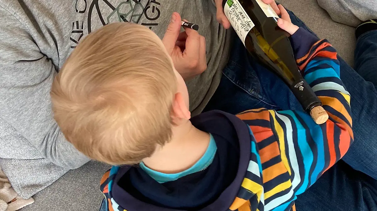 5-jähriger bastelt mit seinem Vater eine Flaschenpost
