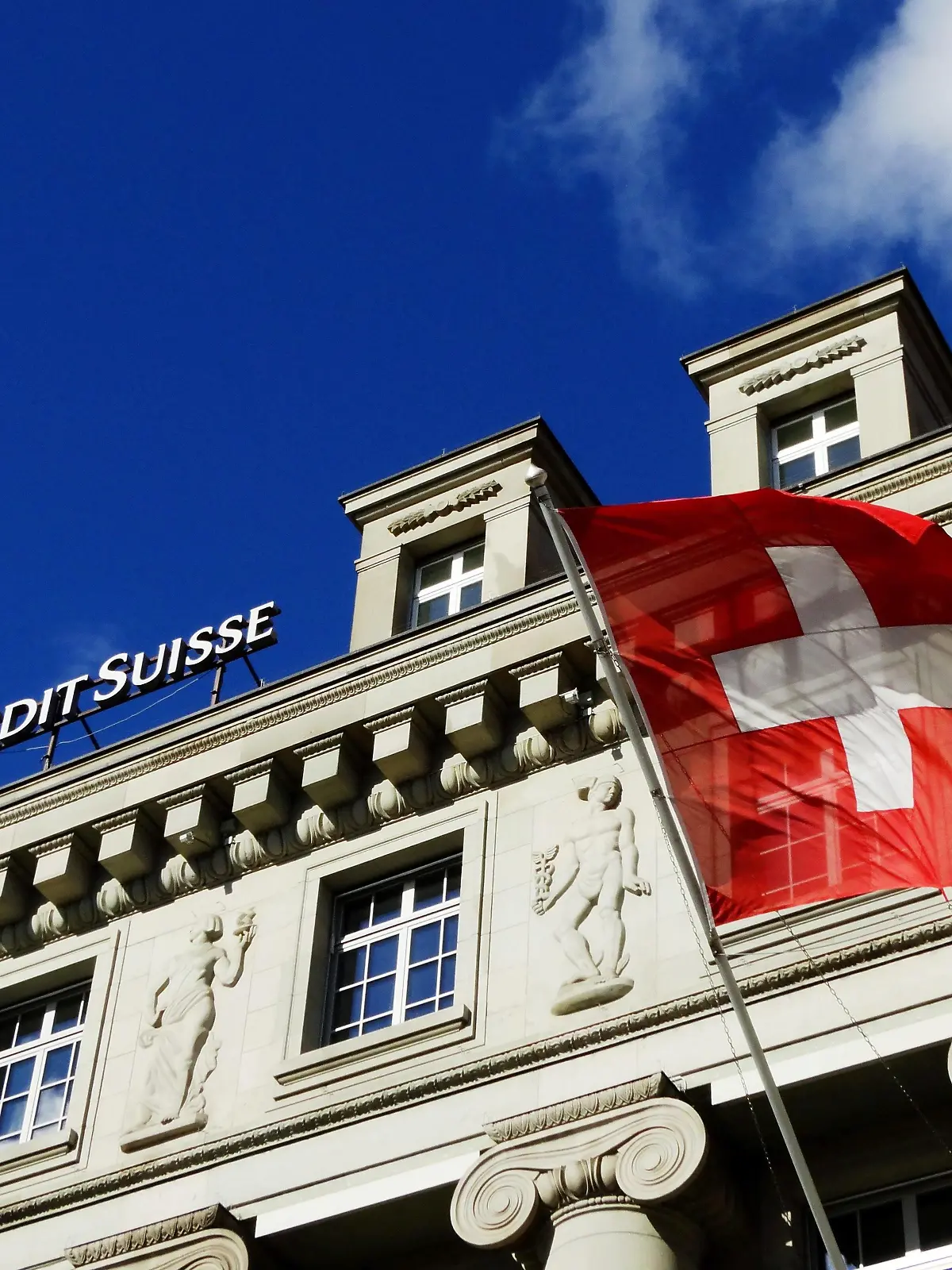  12.02.2014 Luzern Schweizerfahne an der Fassade der Bank Credit Suisse Logo Schriftzug Bankenplatz Schweiz