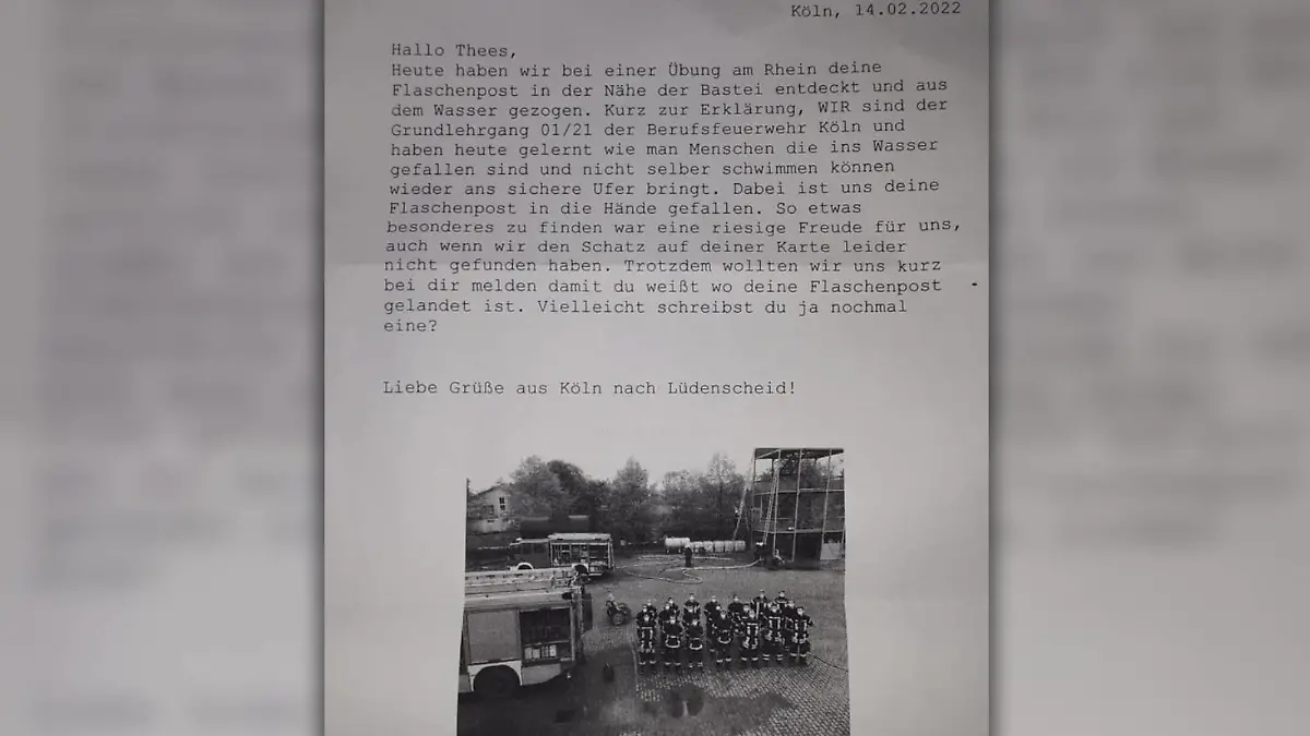 Die Feuerwehr hat die Flaschenpost des kleinen Thees aus dem Wasser gefischt.