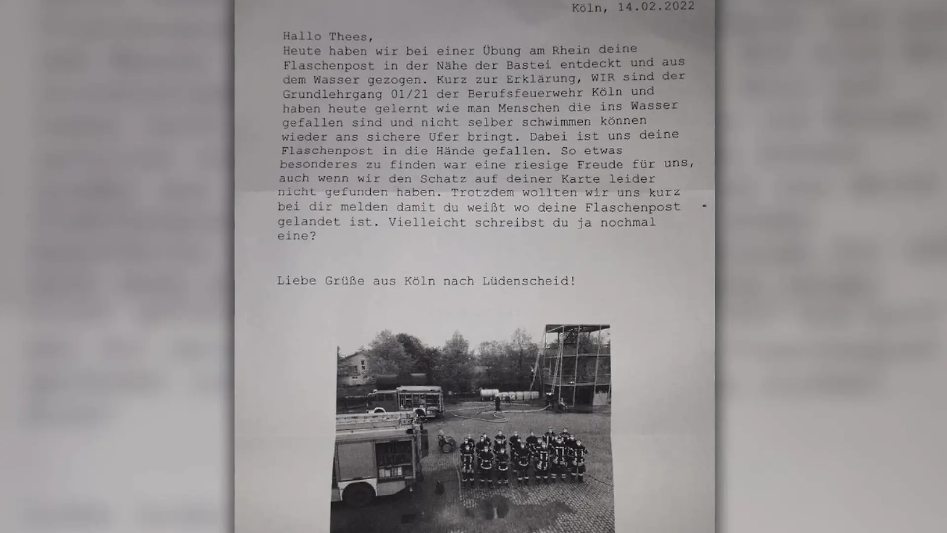 Die Feuerwehr hat die Flaschenpost des kleinen Thees aus dem Wasser gefischt.