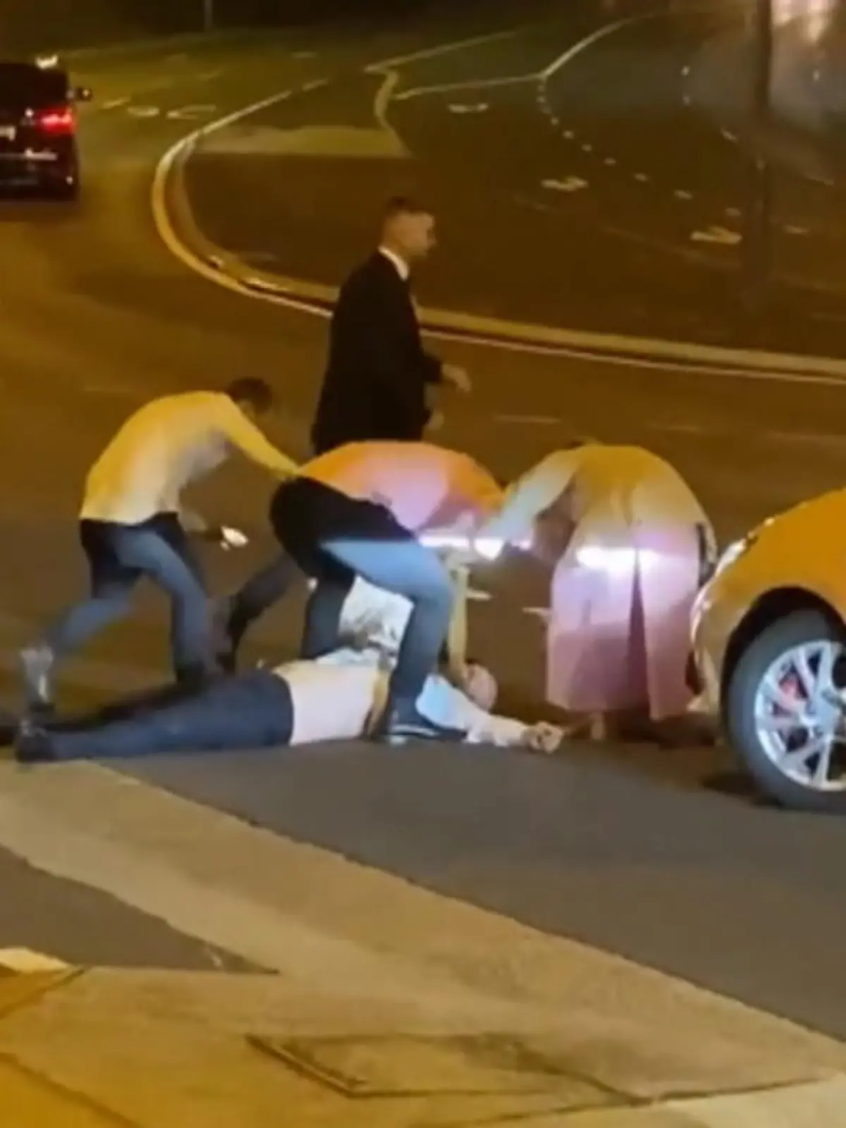 Eine Hochzeit in Australien läuft völlig aus dem Ruder. Eine Gästegruppe prügelt mitten auf der Straße aufeinander ein. Die heftigen Szenen zeigen wir im Video.