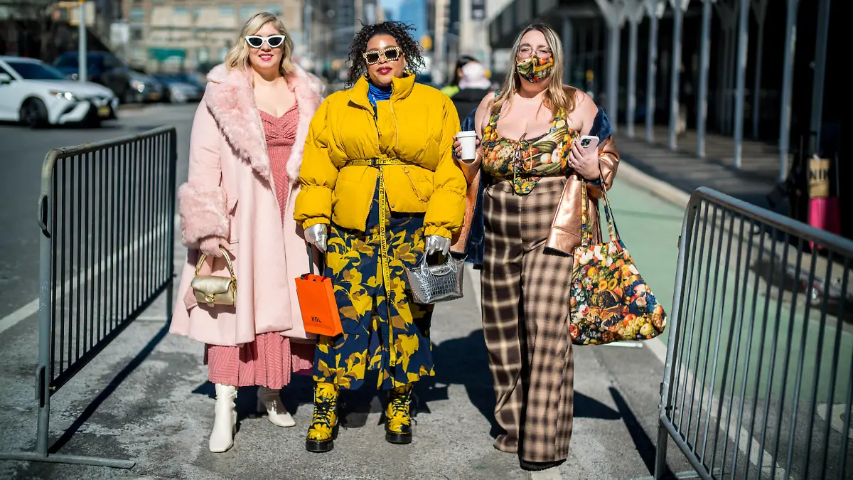  February 15, 2022, New York, New York, U.S: Fashion Hunter MICHELLE BLASHKA. Digital Creator, GREIVY, and Blogger SARAH CHIWAYA pose for photos outside of New York Fashion Week at Spring Studios in New York. New York U.S. - ZUMAp140 20220215_zap_p140_009 Copyright: xBrianxBranchxPricex