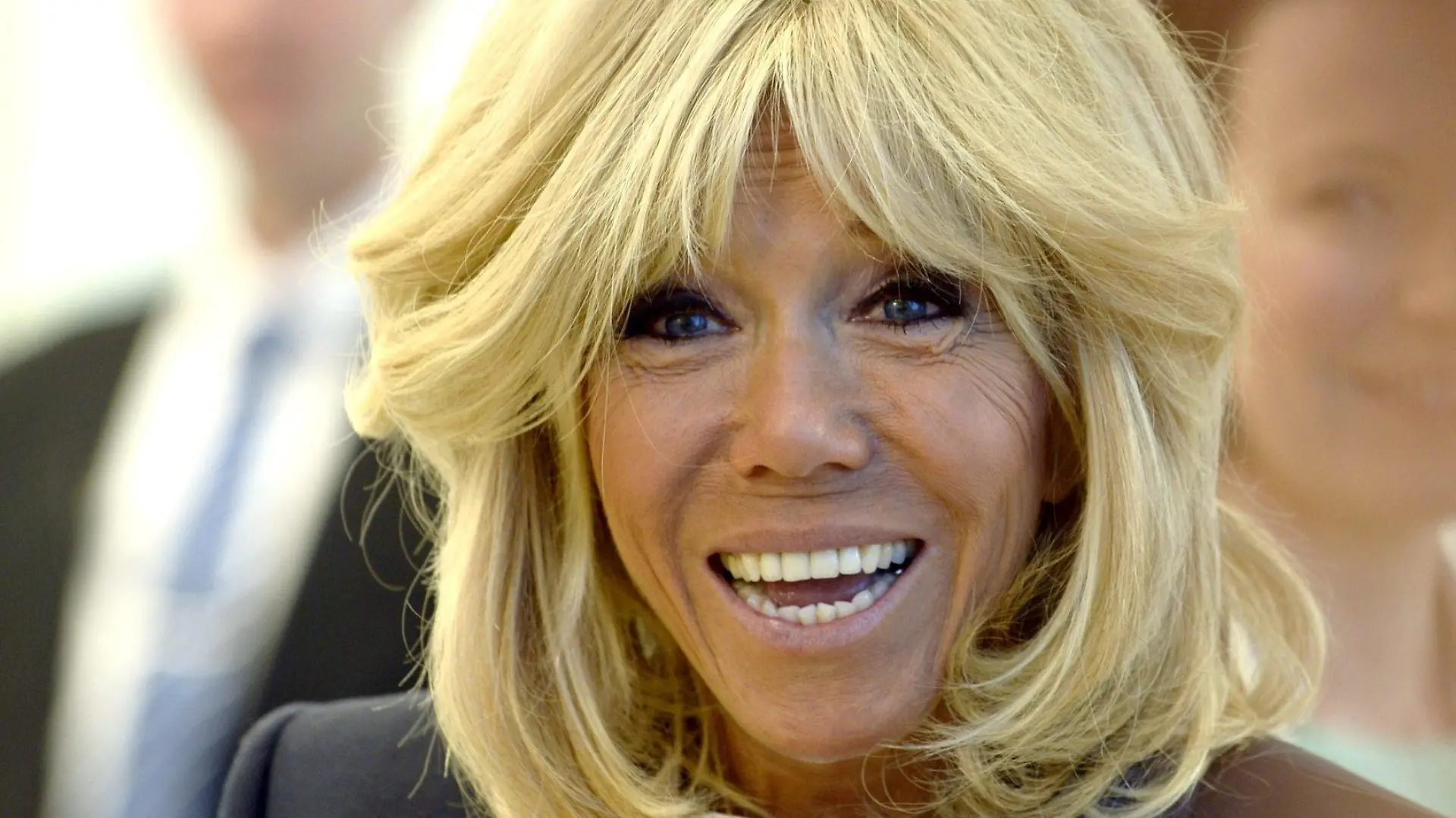 30.08.2018, Finnland, Helsinki: Brigitte Macron, Ehefrau des französischen Präsidenten, lächelt bei einem Besuch des New Children's Hospital in Helsinki. Das New Children's Hospital wird der führende Anbieter von spezialisierter Gesundheitsversorgung für Pädiatrie in Finnland sein und im September 2018 eröffnen. Präsident Macron und seine Frau Brigitte Macron sind zu einem zweitägigen offiziellen Besuch in Finnland. Foto: Onni Ojala/Lehtikuva/dpa +++ dpa-Bildfunk +++