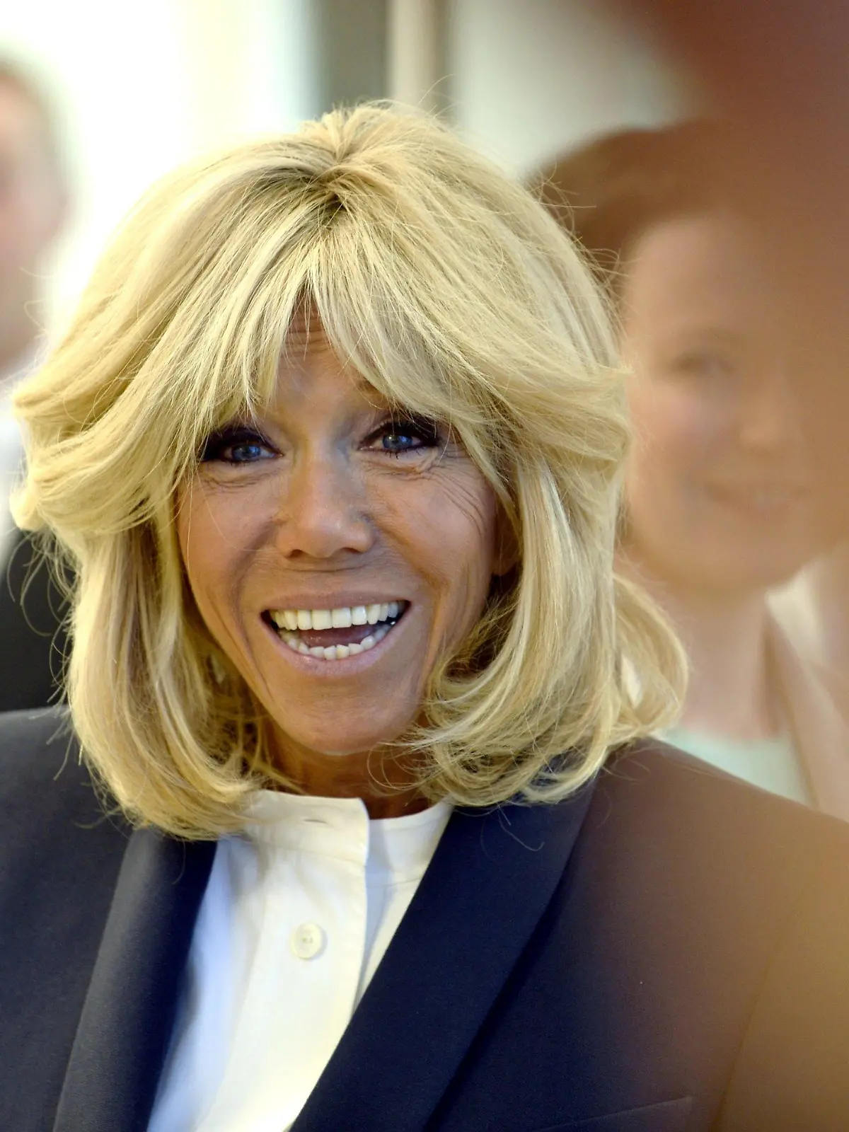 30.08.2018, Finnland, Helsinki: Brigitte Macron, Ehefrau des französischen Präsidenten, lächelt bei einem Besuch des New Children's Hospital in Helsinki. Das New Children's Hospital wird der führende Anbieter von spezialisierter Gesundheitsversorgung für Pädiatrie in Finnland sein und im September 2018 eröffnen. Präsident Macron und seine Frau Brigitte Macron sind zu einem zweitägigen offiziellen Besuch in Finnland. Foto: Onni Ojala/Lehtikuva/dpa +++ dpa-Bildfunk +++