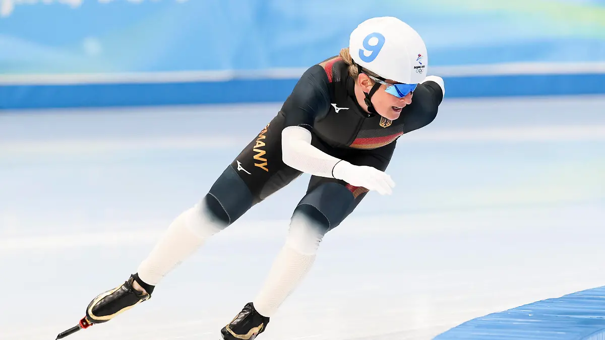 Sport Bilder des Tages OLYMPICS - Winter Olympic Games, Olympische Spiele, Olympia, OS Beijing 2022 BEIJING,CHINA,19.FEB.22 - OLYMPICS, Speed skating, Eisschnelllauf - Winter Olympic Games Beijing 2022, mass start, ladies. Image shows Claudia Pechstein GER. PUBLICATIONxNOTxINxAUTxSUIxSWE GEPAxpictures/xPatrickxSteiner