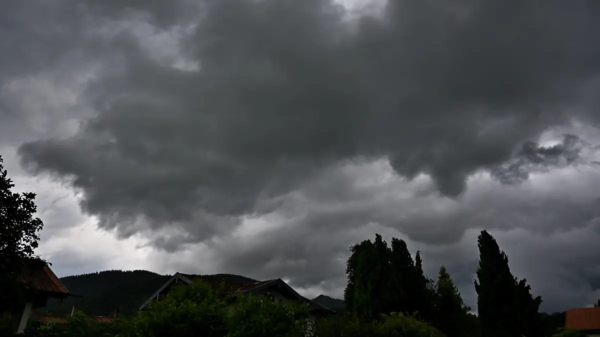 Da braut sich was zusammen. Starke Windböen treiben die Gewitterwolken vor sich her. Siegsdorf Bayern Deutschland *** Something is brewing Strong gusts of wind drive the thunderclouds in front of them Siegsdorf Bavaria Germany Copyright: xRolfxPossx