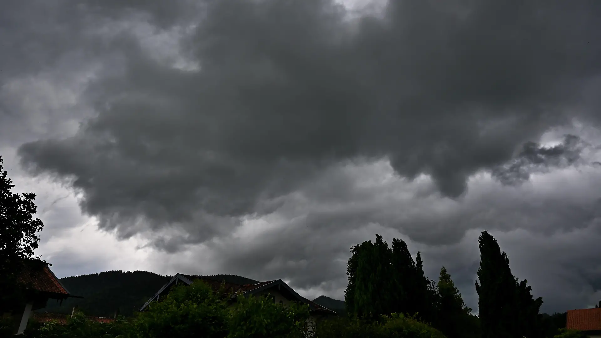 Da braut sich was zusammen. Starke Windböen treiben die Gewitterwolken vor sich her. Siegsdorf Bayern Deutschland *** Something is brewing Strong gusts of wind drive the thunderclouds in front of them Siegsdorf Bavaria Germany Copyright: xRolfxPossx