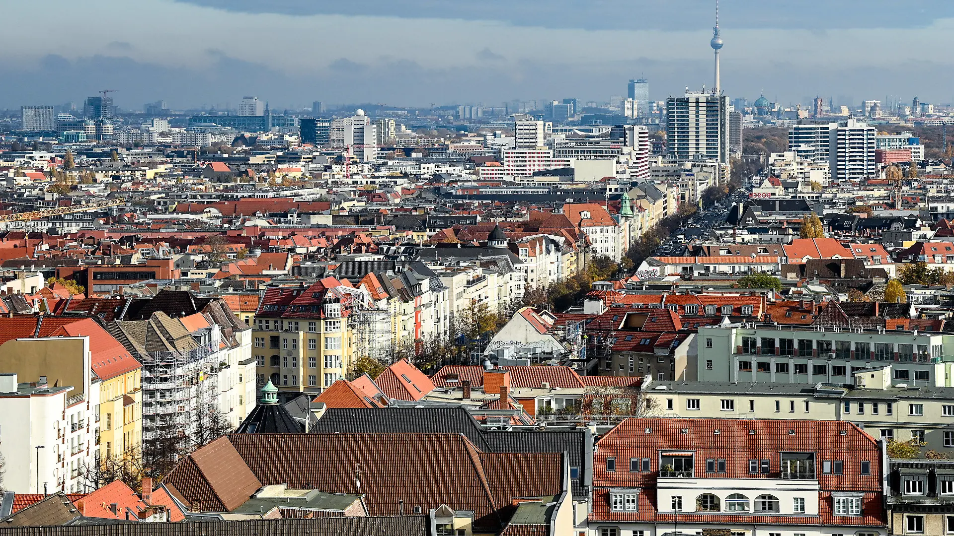 ARCHIV - 03.11.2021, Berlin: Blick über Wohnhäuser an der Bismarckstraße in Richtung Alexanderplatz mit dem Fernsehturm. Im vergangenen Jahr sind laut einer Studie erneut weniger Immobilien in Deutschland zwangsversteigert worden. (zu dpa: Weniger Immobilien zwangsversteigert - Gefahr durch steigende Zinsen) Foto: Jens Kalaene/dpa-Zentralbild/dpa +++ dpa-Bildfunk +++