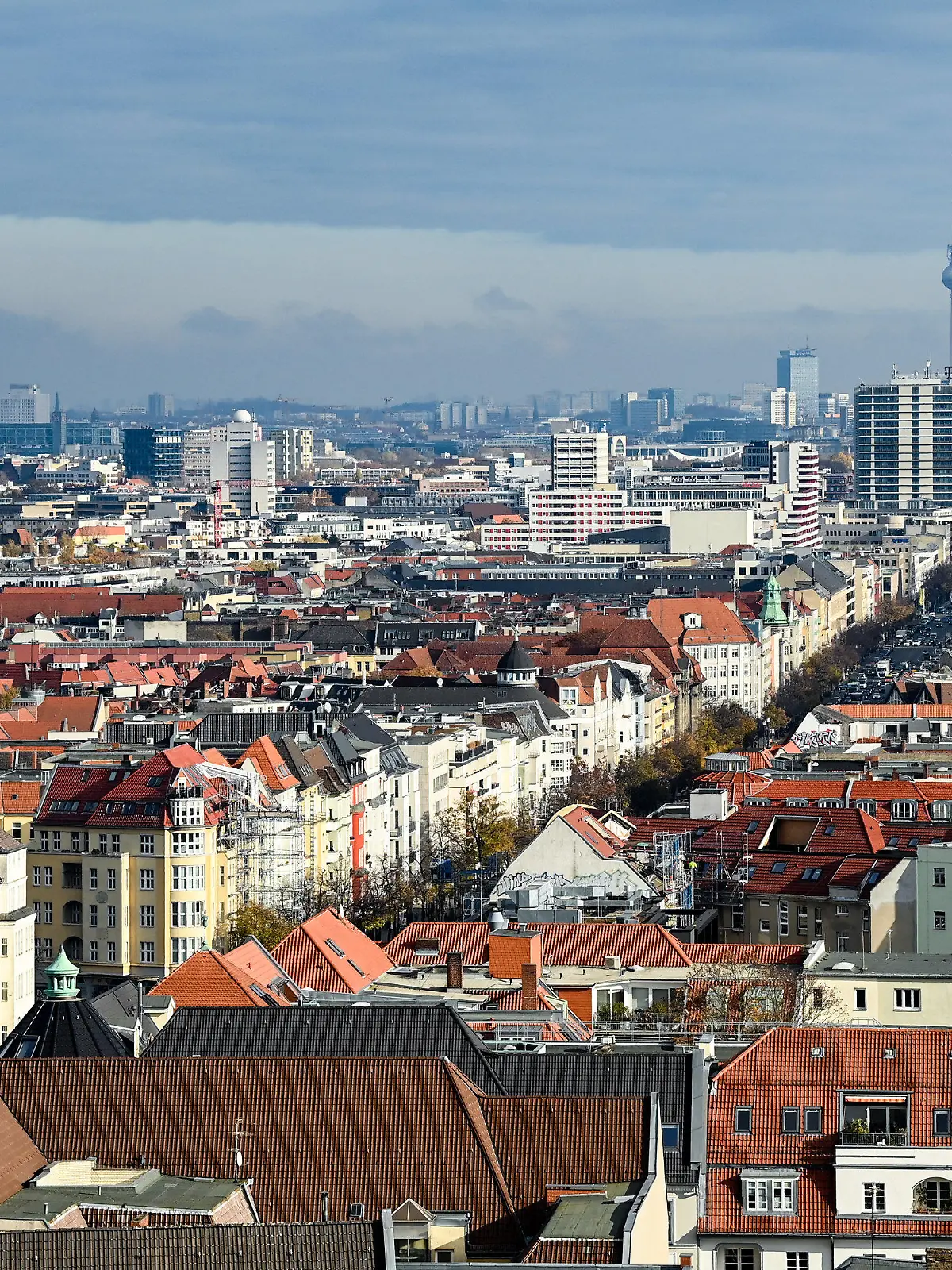 ARCHIV - 03.11.2021, Berlin: Blick über Wohnhäuser an der Bismarckstraße in Richtung Alexanderplatz mit dem Fernsehturm. Im vergangenen Jahr sind laut einer Studie erneut weniger Immobilien in Deutschland zwangsversteigert worden. (zu dpa: Weniger Immobilien zwangsversteigert - Gefahr durch steigende Zinsen) Foto: Jens Kalaene/dpa-Zentralbild/dpa +++ dpa-Bildfunk +++