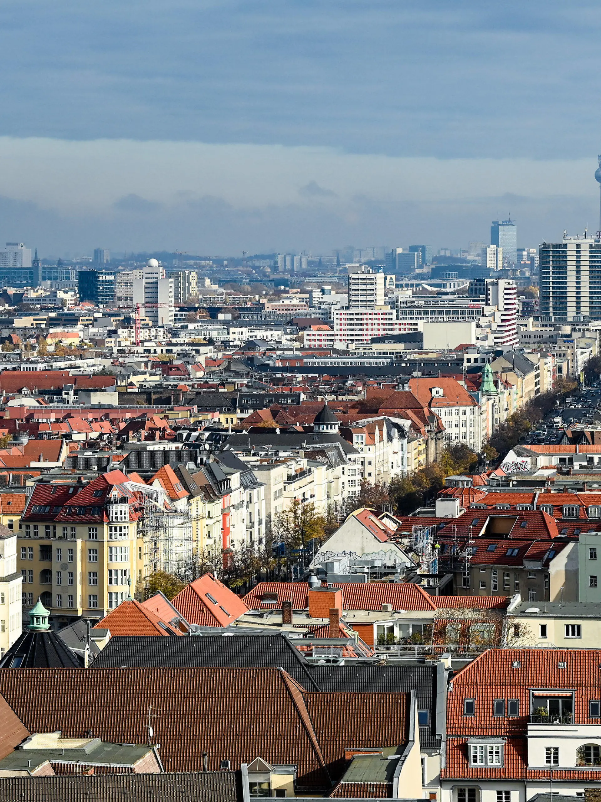 ARCHIV - 03.11.2021, Berlin: Blick über Wohnhäuser an der Bismarckstraße in Richtung Alexanderplatz mit dem Fernsehturm. Im vergangenen Jahr sind laut einer Studie erneut weniger Immobilien in Deutschland zwangsversteigert worden. (zu dpa: Weniger Immobilien zwangsversteigert - Gefahr durch steigende Zinsen) Foto: Jens Kalaene/dpa-Zentralbild/dpa +++ dpa-Bildfunk +++