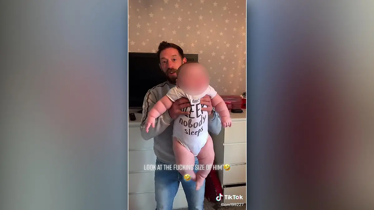 Am Ende des Videos hält der Vater seinen riesigen Sohn in den Armen.