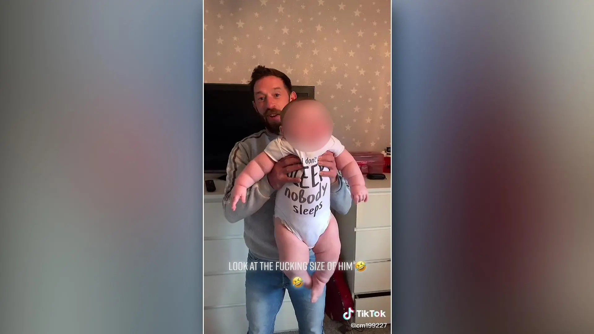 Am Ende des Videos hält der Vater seinen riesigen Sohn in den Armen.