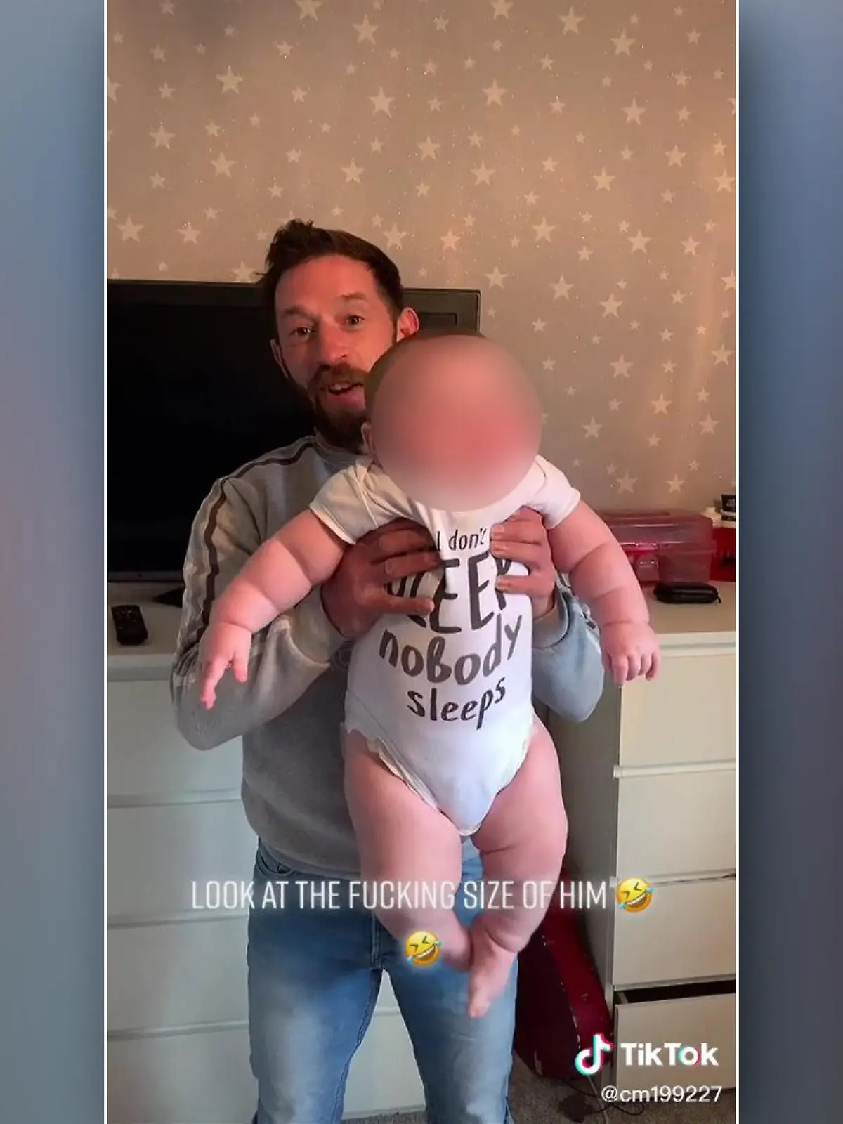 Am Ende des Videos hält der Vater seinen riesigen Sohn in den Armen.