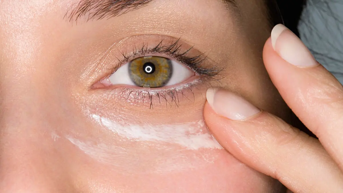 Nahaufnahme von Augenpartie mit aufgetragener Creme
