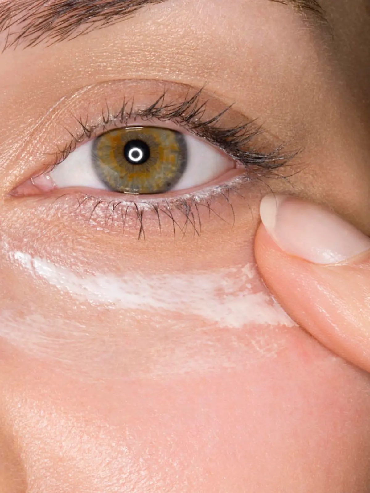 Nahaufnahme von Augenpartie mit aufgetragener Creme