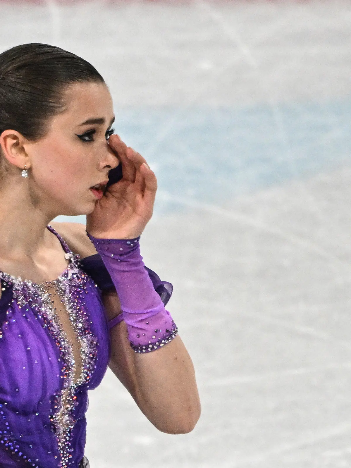 dpatopbilder - 15.02.2022, China, Peking: Olympia, Eiskunstlauf, Damen, Kurzprogramm im Hauptstadt-Hallenstadion. Kamila Walijewa vom Russischen Olympischen Komitee reagiert nach ihrem Auftritt. Foto: Peter Kneffel/dpa +++ dpa-Bildfunk +++