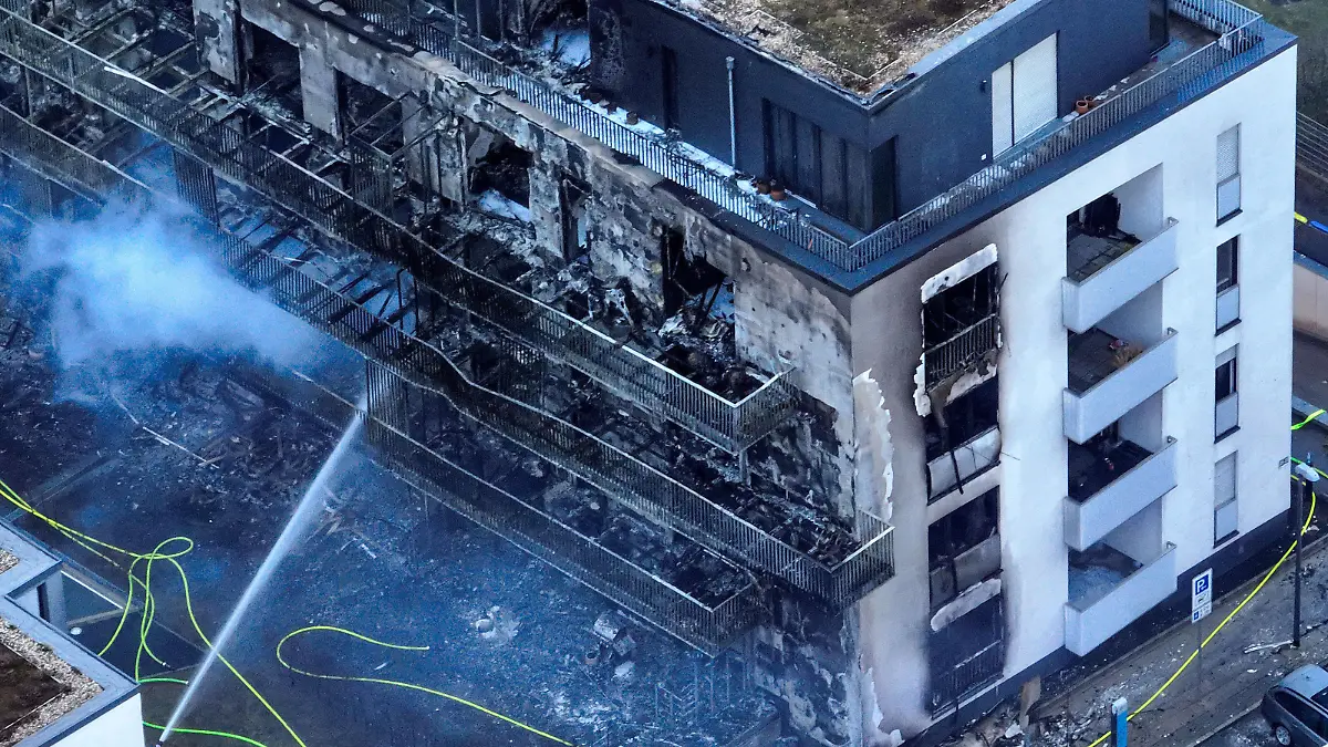21.02.2022 , Essen , Ein Mehrfamilienhaus mit beinahe 50 Wohneinheiten an der Bargmannstraße steht im kompletten Vollbrand , Feuerwehr Essen im Grosseinsatz , noch keine Erkenntnisse über Opfer. *** 21 02 2022 , Essen , A multi-family house with almost 50 residential units on Bargmannstraße is in complete conflagration , Essen fire department in large-scale operation , no knowledge yet about victims