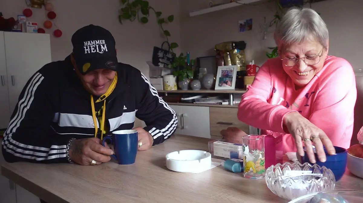 Trotz Schmerzen immer noch zum Scherzen aufgelegt: Elvis und Dagmar.