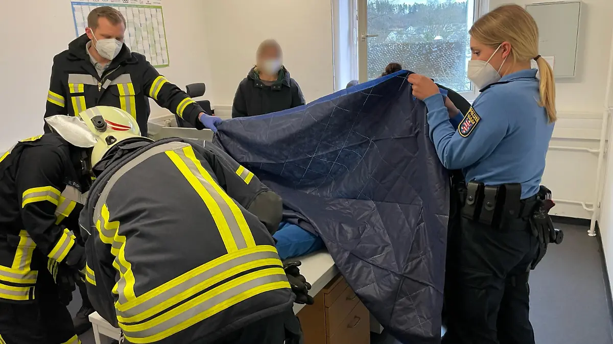 Gleich drei Feuerwehrkräfte mussten dabei helfen, den 5-Jährigen wieder zu befreien.