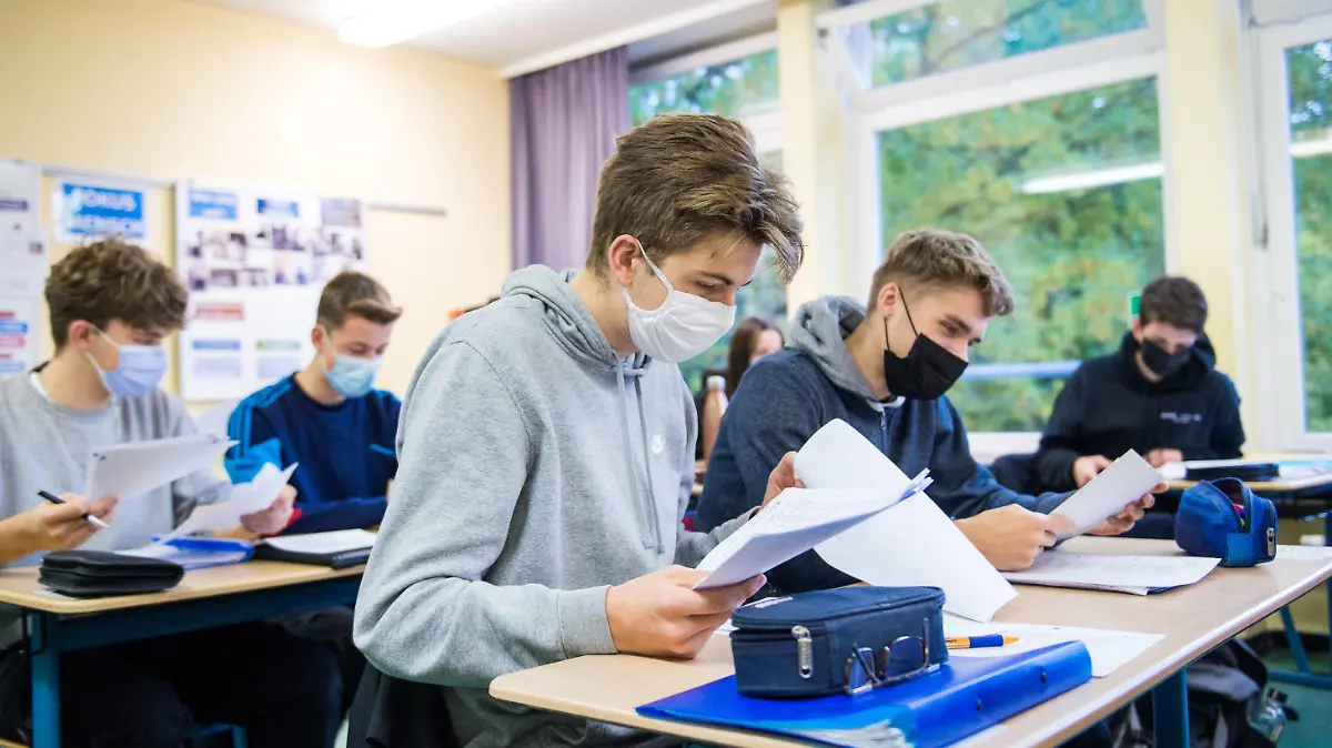 19.10.2020, Hamburg: Schüler einer 13.Klasse der Oberstufe der Stadtteilschule Niendorf sitzen mit Mund-Nasen-Bedeckungen im Deutsch-Unterricht. Nach zwei Wochen Herbstferien hat an Hamburgs Schulen am Montag wieder der Unterricht begonnen. Für Berufsschüler und die Schüler an den Oberstufen der allgemeinbildenden Schulen gelten verschärfte Corona-Bedingungen. (zu dpa "Erster Schultag für Hamburgs Schüler nach den Herbstferien") Foto: Daniel Bockwoldt/dpa +++ dpa-Bildfunk +++