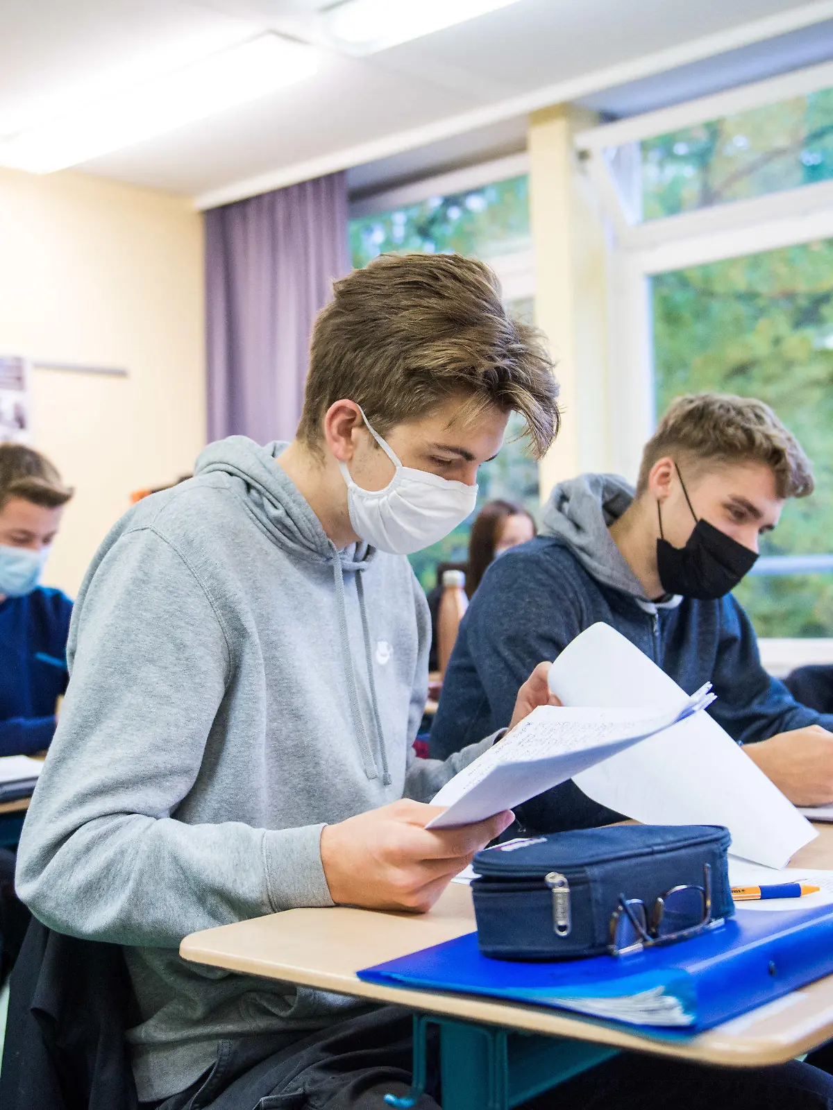 19.10.2020, Hamburg: Schüler einer 13.Klasse der Oberstufe der Stadtteilschule Niendorf sitzen mit Mund-Nasen-Bedeckungen im Deutsch-Unterricht. Nach zwei Wochen Herbstferien hat an Hamburgs Schulen am Montag wieder der Unterricht begonnen. Für Berufsschüler und die Schüler an den Oberstufen der allgemeinbildenden Schulen gelten verschärfte Corona-Bedingungen. (zu dpa "Erster Schultag für Hamburgs Schüler nach den Herbstferien") Foto: Daniel Bockwoldt/dpa +++ dpa-Bildfunk +++