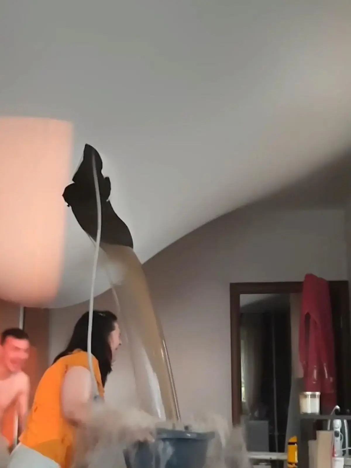 Ein Wasserschaden in einer Wohnung in Russland: aber was für einer! Aus der Wohnzimmerdecke kommt ein regelrechter Wasserfall!