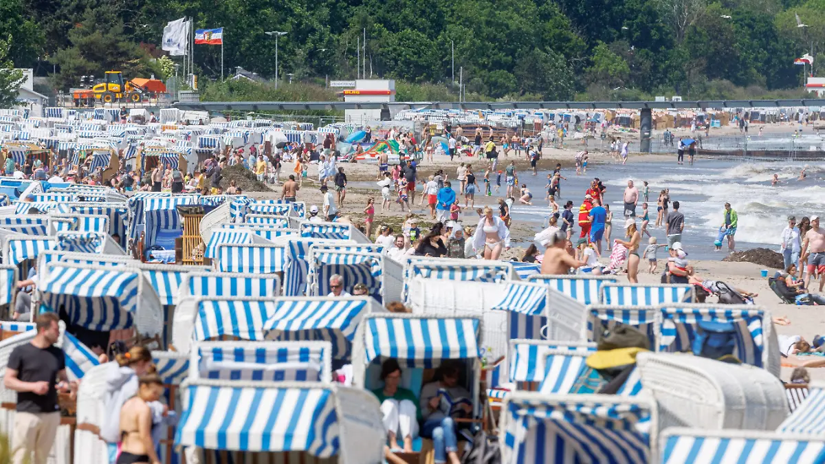 dpatopbilder - 10.06.2023, Schleswig-Holstein, Timmendorfer Strand: Bei Sonnenschein und starkem Wellengang ist der Ostseestrand von Timmendorfer Strand gut besucht. Foto: Markus Scholz/dpa - ACHTUNG: Verwendung nur im vollen Format +++ dpa-Bildfunk +++