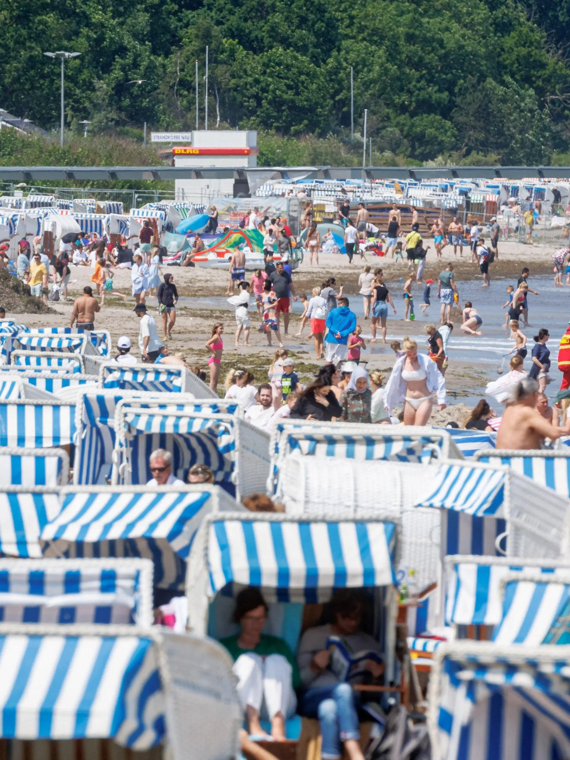 dpatopbilder - 10.06.2023, Schleswig-Holstein, Timmendorfer Strand: Bei Sonnenschein und starkem Wellengang ist der Ostseestrand von Timmendorfer Strand gut besucht. Foto: Markus Scholz/dpa - ACHTUNG: Verwendung nur im vollen Format +++ dpa-Bildfunk +++