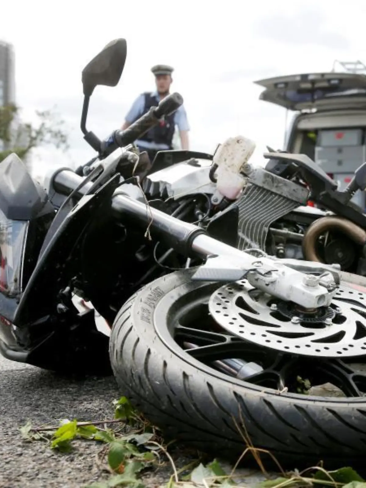 Ein Motorrad liegt nach einem Unfall auf der Straße
