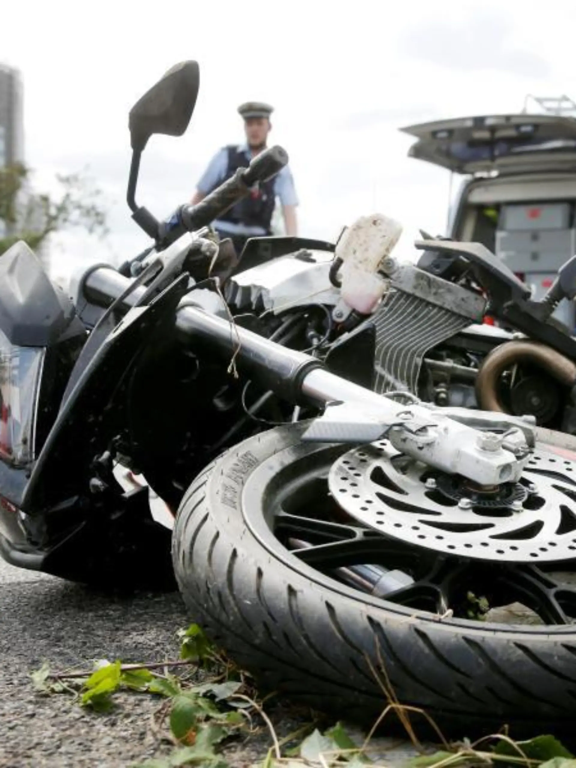 Ein Motorrad liegt nach einem Unfall auf der Straße