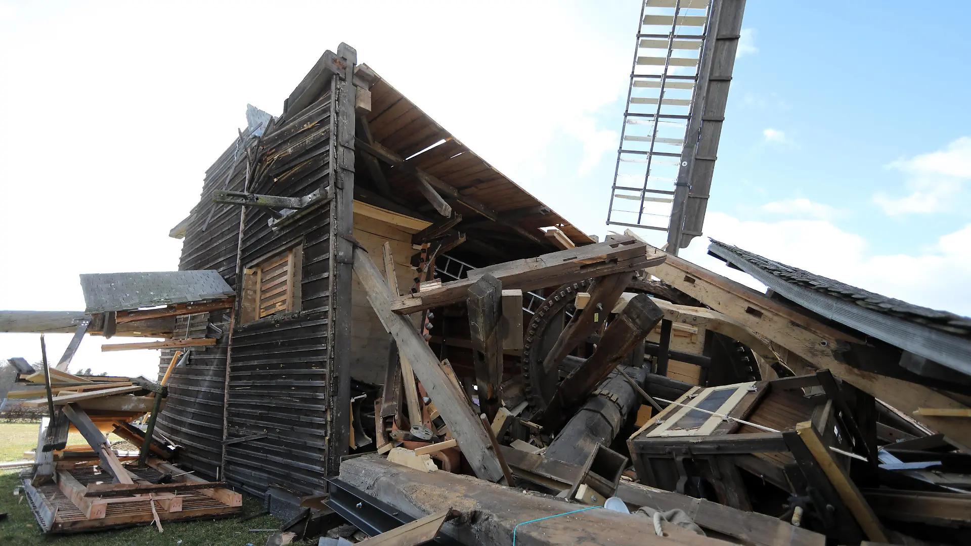 Bochwindmuehle Klettbach 19.02.2022, Klettbach, die Bockwindmuehle / Bockwindmühle wurde durch den Sturm / Orkan Zeynep in der Nacht zum Samstag zerstoert, der Staender der Muehle brach einfach ab, der Schaden ist bisher nicht zu beziffern das Innenleben ist zerstoert *** Bochwindmuehle Klettbach 19 02 2022, Klettbach, the Bockwindmuehle Bockwindmühle was destroyed by the storm hurricane Zeynep in the night to Saturday, the pillar of the mill simply broke off, the damage is not yet to quantify the interior is destroyed