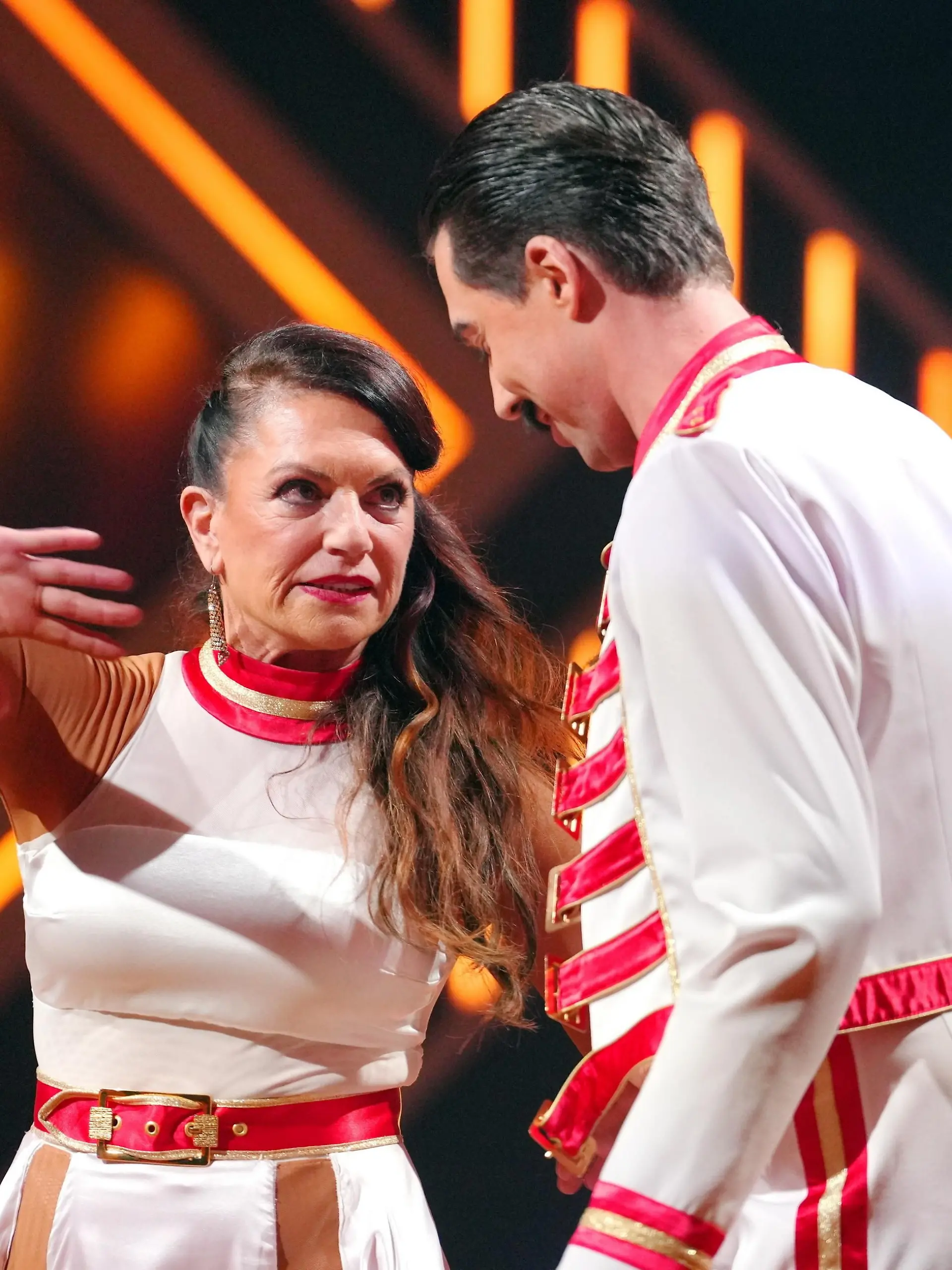 Christine Neubauer und Valentin Lusin tanzen Paso Doble

+++ Die Verwendung des sendungsbezogenen Materials ist nur mit dem Hinweis und Verlinkung auf RTL+ gestattet. +++