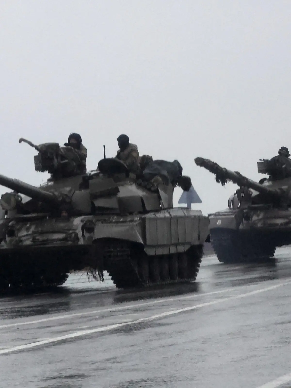 Tanks move into the city, after Russian President Vladimir Putin authorized a military operation in eastern Ukraine, in Mariupol, February 24, 2022. REUTERS/Carlos Barria