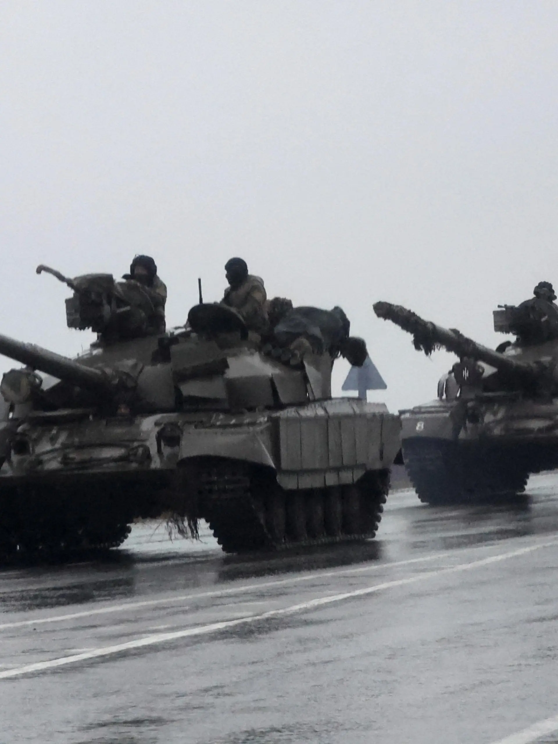 Tanks move into the city, after Russian President Vladimir Putin authorized a military operation in eastern Ukraine, in Mariupol, February 24, 2022. REUTERS/Carlos Barria