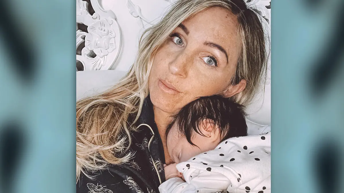 Baby Darla kuschelt kurz nach der Geburt mit Mama Amy. Die Kleine ist mit dunklen, dichten Haaren zur Welt gekommen.
