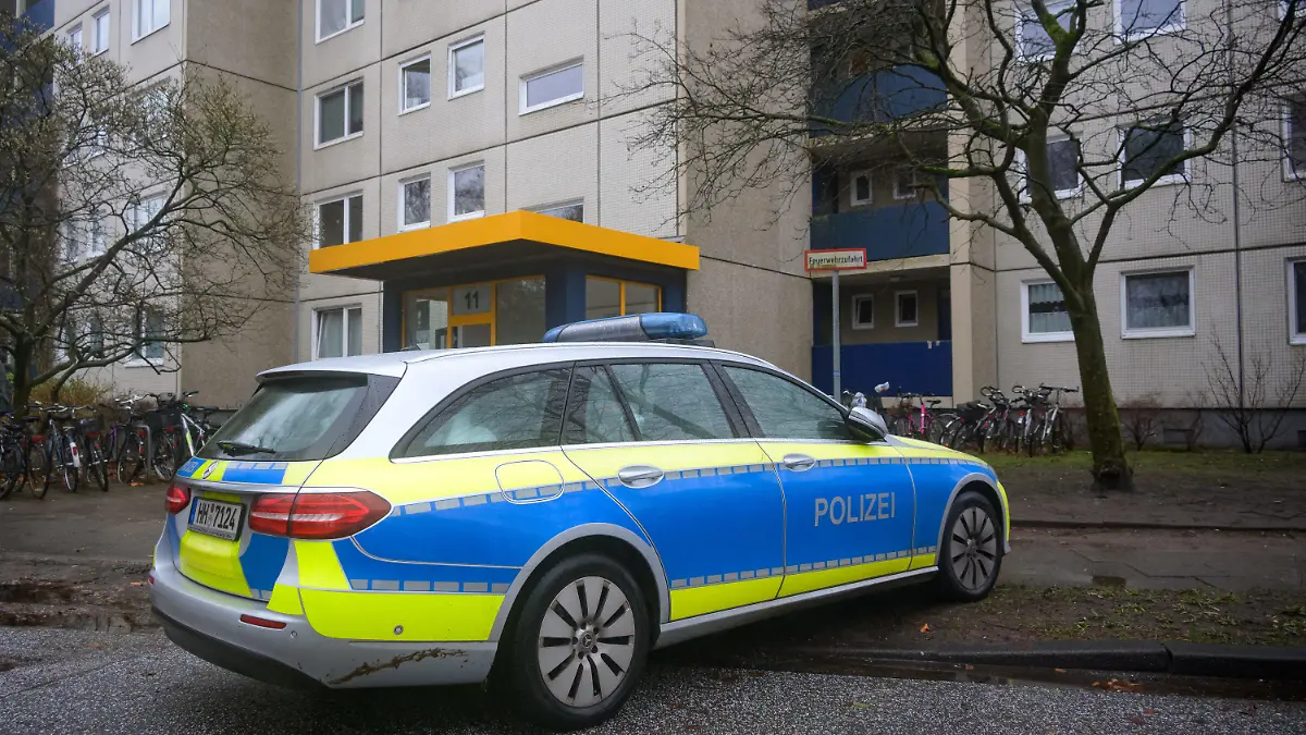 20.02.2022, Hamburg: Ein Streifenwagen steht vor dem betroffenen Hochhaus. Eine Frau ist am Sonntag mit lebensgefährlichen Stichverletzungen in Hamburg-Niendorf aufgefunden worden. Nach Angaben eines Sprechers hatte eine Anwohnerin Blut im Hausflur gesehen und die Einsatzkräfte verständigt. Den ersten Angaben zufolge sei von einer Auseinandersetzung die Rede gewesen, bei der eine Frau mit einem Messer verletzt worden sei. Foto: Jonas Walzberg/dpa +++ dpa-Bildfunk +++