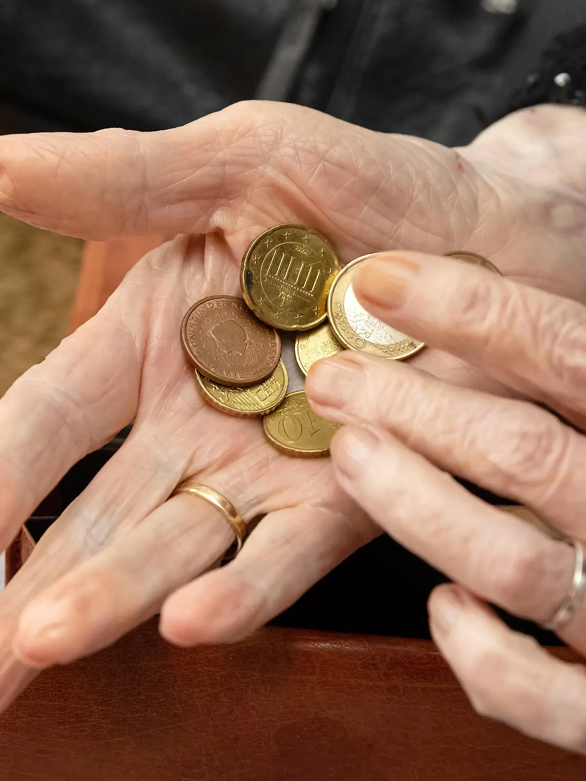 Seniorin mit Geld - Symbolbild DEU, Deutschland, Berlin: Eine Seniorin zählt Geld. Symbolbild, Themenbild zu Senioren und Geld. Berlin Berlin Deutschland *** Senior woman with money symbol image DEU, Germany, Berlin A senior woman counts money symbol image, theme image about seniors and money Berlin Berlin Germany 