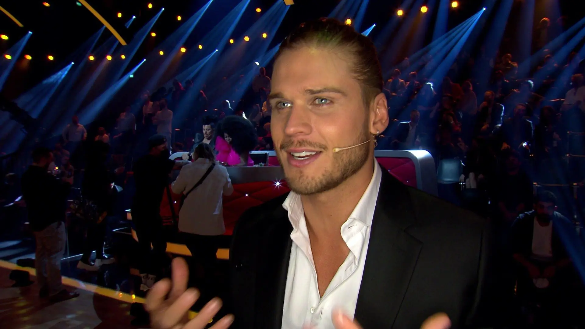 Rúrik Gíslason ist ergriffen von der Atmosphäre bei der "Let's Dance"-Kennenlernshow 2022 mit Publikum.