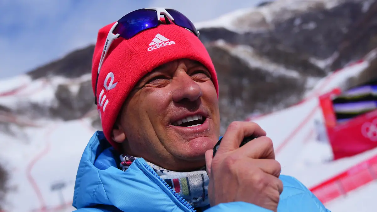 19.02.2022, China, Yanqing: Olympia, Ski Alpin, Mannschaft, Mixed, Achtelfinale im Nationalen Ski-Alpin-Zentrum, DSV-Alpindirektor Wolfgang Maier spricht im Mikrofon, nachdem das Rennen verschoben wurde. Wegen starken Windes wurde der Wettbewerb am Samstag zunächst mehrfach verschoben und schließlich ganz von der Tagesordnung genommen. Foto: Michael Kappeler/dpa +++ dpa-Bildfunk +++