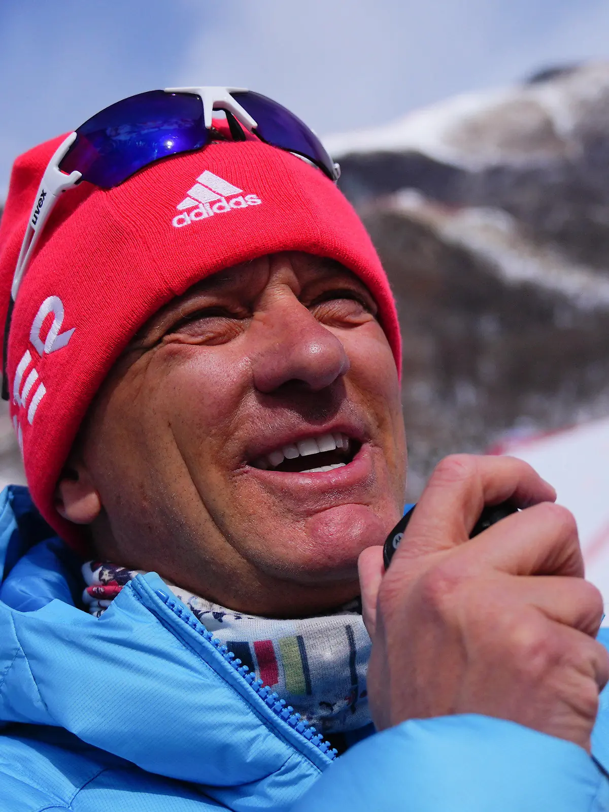 19.02.2022, China, Yanqing: Olympia, Ski Alpin, Mannschaft, Mixed, Achtelfinale im Nationalen Ski-Alpin-Zentrum, DSV-Alpindirektor Wolfgang Maier spricht im Mikrofon, nachdem das Rennen verschoben wurde. Wegen starken Windes wurde der Wettbewerb am Samstag zunächst mehrfach verschoben und schließlich ganz von der Tagesordnung genommen. Foto: Michael Kappeler/dpa +++ dpa-Bildfunk +++
