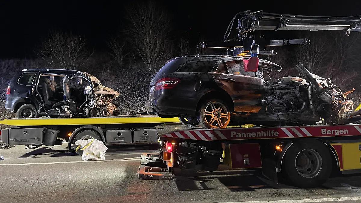 19.02.2022, Baden-Württemberg, Schopfloch: Zwei zerstörte PKW sind auf der B28a auf Autotransportern verladen. Bei dem schweren Verkehrsunfall sind am frühen Samstagmorgen in der Nähe von Horb am Neckar (Landkreis Freudenstadt) drei Menschen ums Leben gekommen, ein weiterer Mensch wurde schwer verletzt. Foto: Sdmg / Schulz/dpa +++ dpa-Bildfunk +++