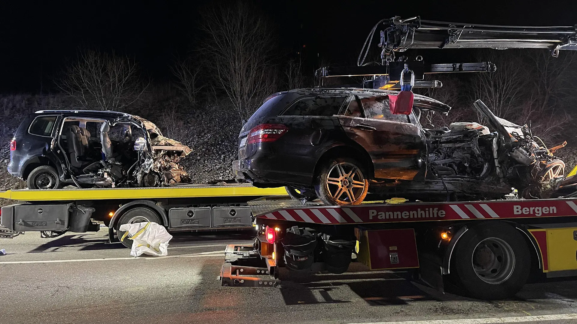 19.02.2022, Baden-Württemberg, Schopfloch: Zwei zerstörte PKW sind auf der B28a auf Autotransportern verladen. Bei dem schweren Verkehrsunfall sind am frühen Samstagmorgen in der Nähe von Horb am Neckar (Landkreis Freudenstadt) drei Menschen ums Leben gekommen, ein weiterer Mensch wurde schwer verletzt. Foto: Sdmg / Schulz/dpa +++ dpa-Bildfunk +++