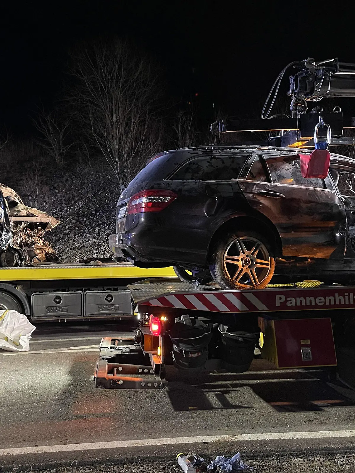 19.02.2022, Baden-Württemberg, Schopfloch: Zwei zerstörte PKW sind auf der B28a auf Autotransportern verladen. Bei dem schweren Verkehrsunfall sind am frühen Samstagmorgen in der Nähe von Horb am Neckar (Landkreis Freudenstadt) drei Menschen ums Leben gekommen, ein weiterer Mensch wurde schwer verletzt. Foto: Sdmg / Schulz/dpa +++ dpa-Bildfunk +++