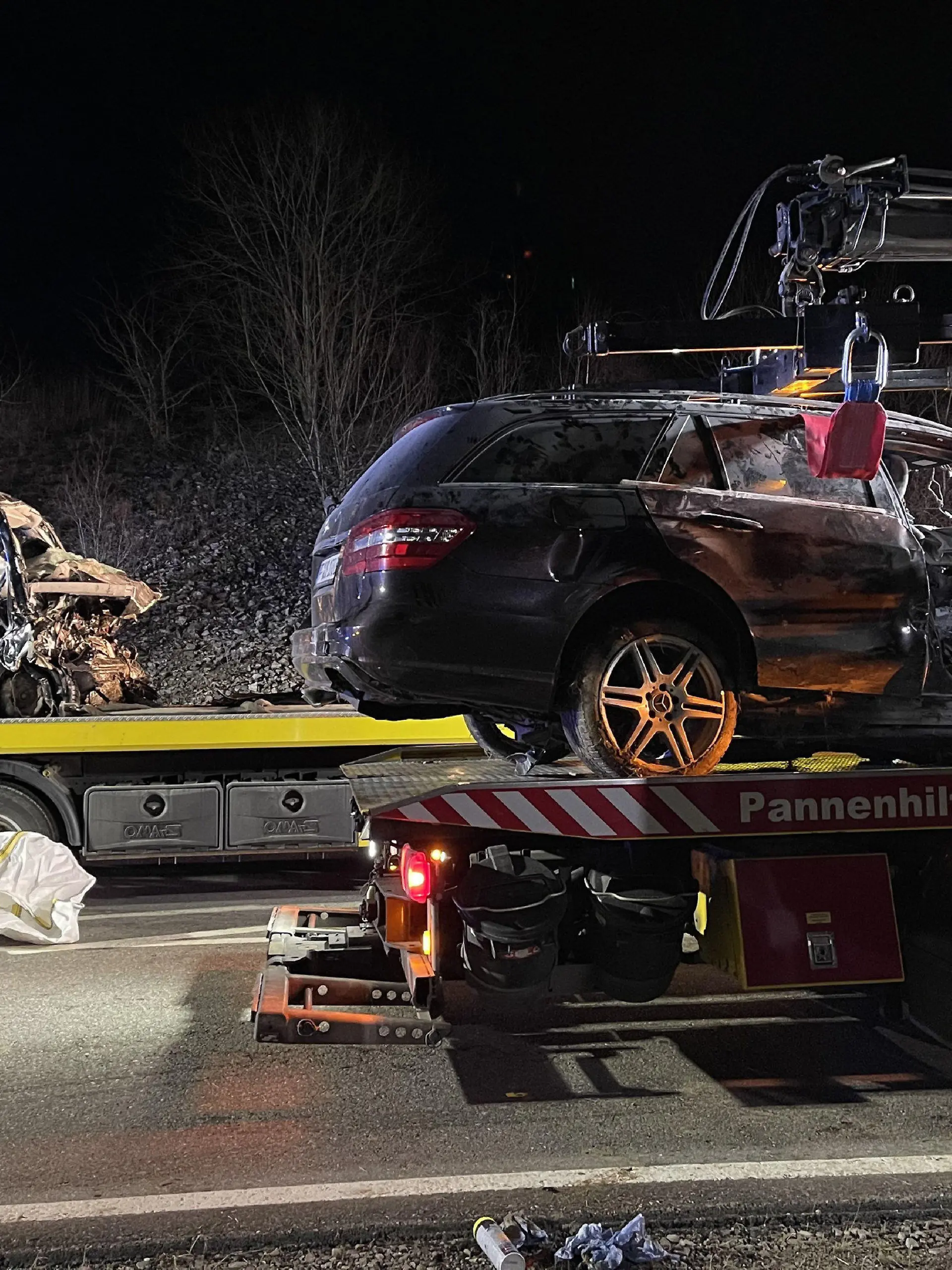 19.02.2022, Baden-Württemberg, Schopfloch: Zwei zerstörte PKW sind auf der B28a auf Autotransportern verladen. Bei dem schweren Verkehrsunfall sind am frühen Samstagmorgen in der Nähe von Horb am Neckar (Landkreis Freudenstadt) drei Menschen ums Leben gekommen, ein weiterer Mensch wurde schwer verletzt. Foto: Sdmg / Schulz/dpa +++ dpa-Bildfunk +++