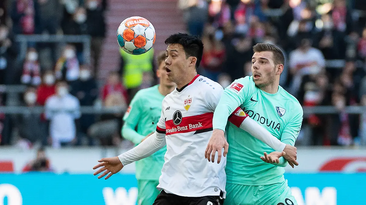 v.li. Wataru Endo VfB Stuttgart 03, Maxim Leitsch VFL Bochum, 29, VfB Stuttgart vs VfL Bochum, Fussball, Herren, 1. Bundesliga, 23. Spieltag, Saison 21/22, GER, 19.02.2022, DFL REGULATIONS PROHIBIT ANY USE OF PHOTOGRAPHS AS IMAGE SEQUENCES AND/OR QUASI-VIDEO, VfB Stuttgart vs VfL Bochum, Fussball, Herren, 1. Bundesliga, 23. Spieltag, Saison 21/22, GER, 19.02.2022 Stuttgart *** v li Wataru Endo VfB Stuttgart 03 , Maxim Leitsch VFL Bochum, 29 , VfB Stuttgart vs VfL Bochum, Football, Men, 1 Bundesliga, 23 Matchday, Season 21 22, GER, 19 02 2022, DFL REGULATES PROHIBIT ANY USE OF PHOTOGRAPHS AS IMAGE SEQUENCES AND OR QUASI VIDEO, VfB Stuttgart vs VfL Bochum, Football, Mens, 1 Bundesliga, 23 Matchday, Season 21 22, GER, 19 02 2022 Stuttgart Copyright: xWolfgangxFrank/Eibner-Pressefotox EP_EER