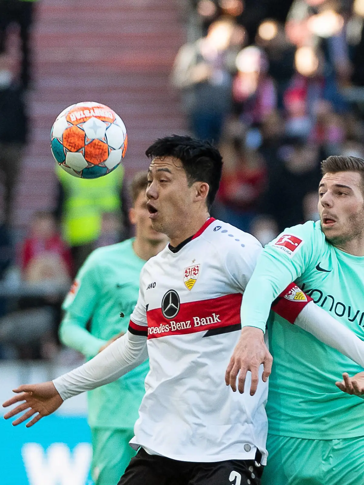  v.li. Wataru Endo VfB Stuttgart 03, Maxim Leitsch VFL Bochum, 29, VfB Stuttgart vs VfL Bochum, Fussball, Herren, 1. Bundesliga, 23. Spieltag, Saison 21/22, GER, 19.02.2022, DFL REGULATIONS PROHIBIT ANY USE OF PHOTOGRAPHS AS IMAGE SEQUENCES AND/OR QUASI-VIDEO, VfB Stuttgart vs VfL Bochum, Fussball, Herren, 1. Bundesliga, 23. Spieltag, Saison 21/22, GER, 19.02.2022 Stuttgart *** v li Wataru Endo VfB Stuttgart 03 , Maxim Leitsch VFL Bochum, 29 , VfB Stuttgart vs VfL Bochum, Football, Men, 1 Bundesliga, 23 Matchday, Season 21 22, GER, 19 02 2022, DFL REGULATES PROHIBIT ANY USE OF PHOTOGRAPHS AS IMAGE SEQUENCES AND OR QUASI VIDEO, VfB Stuttgart vs VfL Bochum, Football, Mens, 1 Bundesliga, 23 Matchday, Season 21 22, GER, 19 02 2022 Stuttgart Copyright: xWolfgangxFrank/Eibner-Pressefotox EP_EER