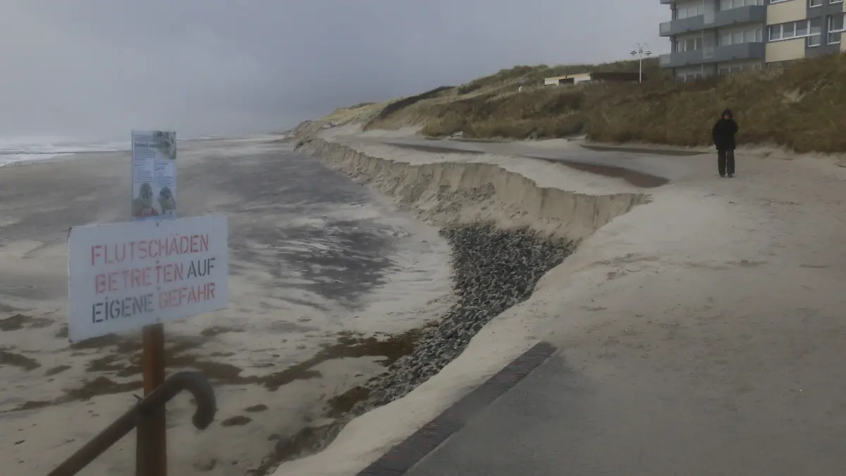 19.02.2022, Niedersachsen, Wangerooge: Am Uferweg wir vor Sturmschäden gewarnt. Die Nordseeinsel Wangerooge hat im Sturm etwa 90 Prozent ihres Badestrandes eingebüßt. Foto: Peter Kuchenbuch-Hanken/dpa +++ dpa-Bildfunk +++